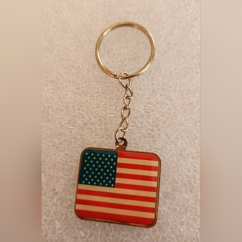 VINTAGE VETERANS OF FOREIGN WARS AMERICAN FLAG KEYCHAIN